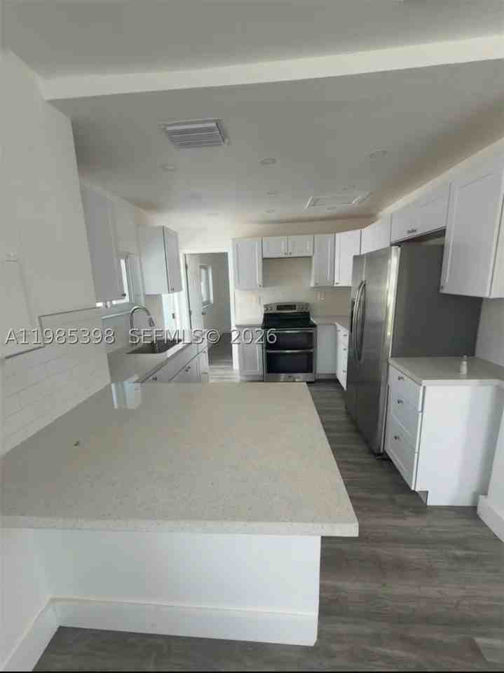 1637 Nw 31st Ave - Photo 5 of 11
