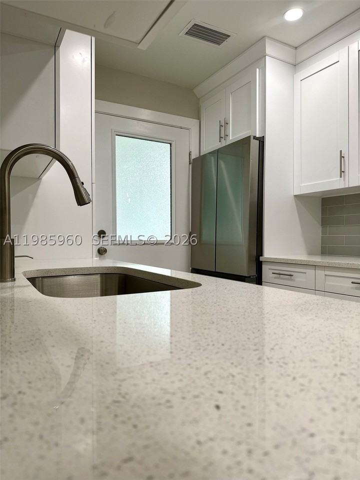 708 Victoria Dr #101 - Photo 6 of 21