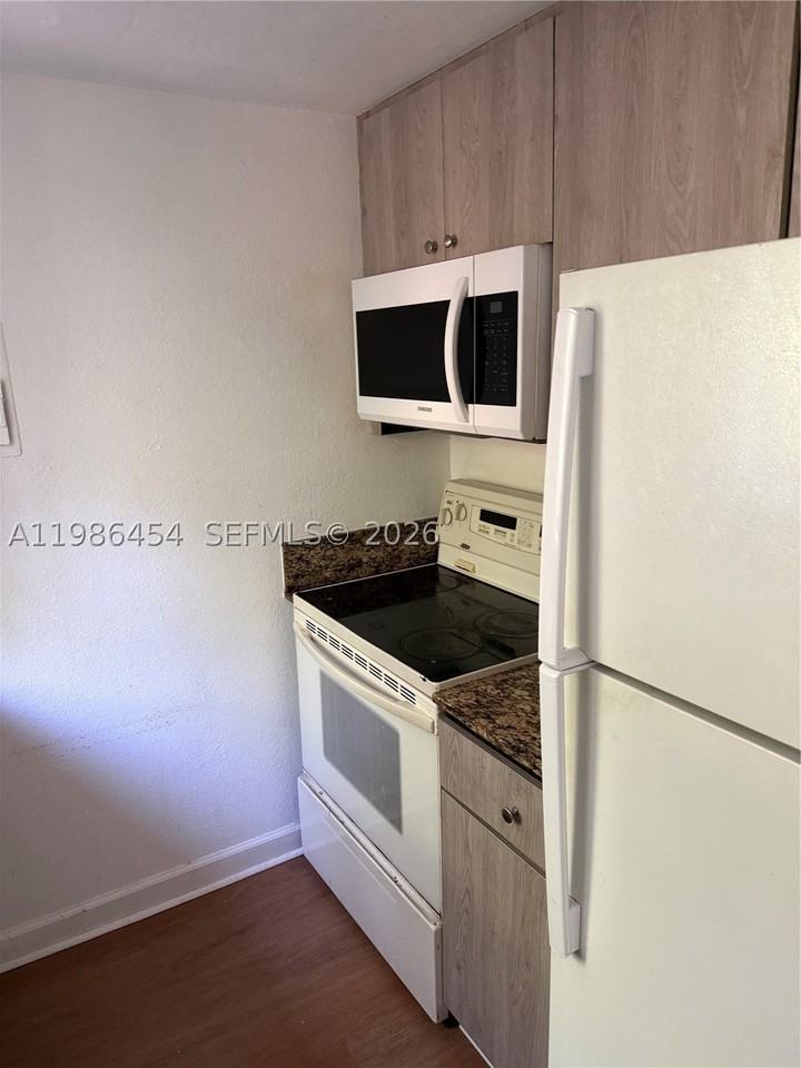 180 Ne 71st St #9 - Photo 5 of 10