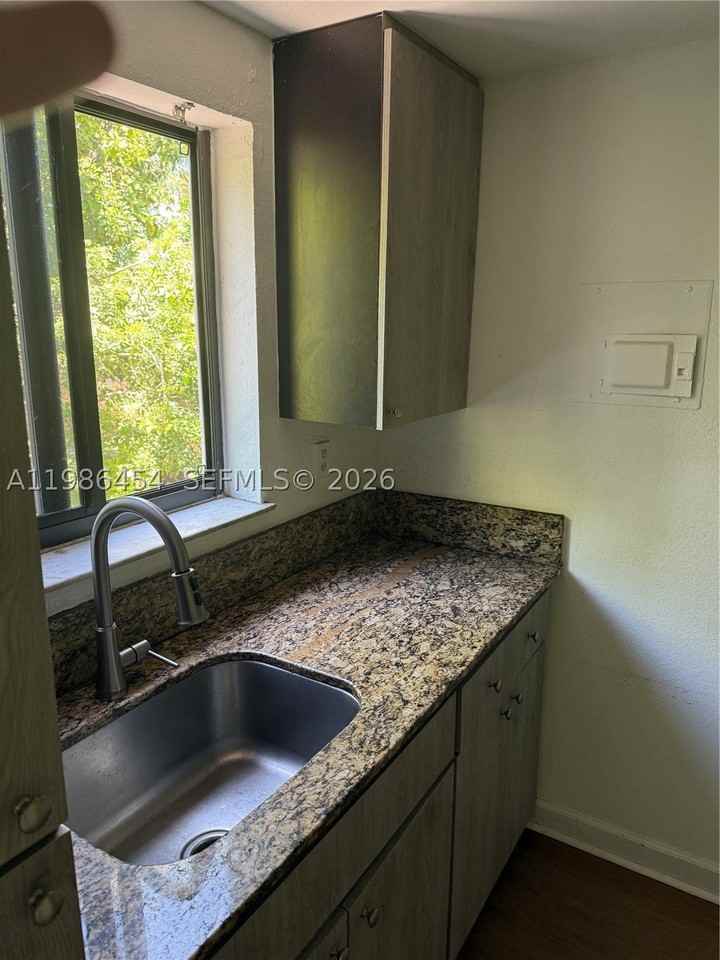 180 Ne 71st St #9 - Photo 6 of 10
