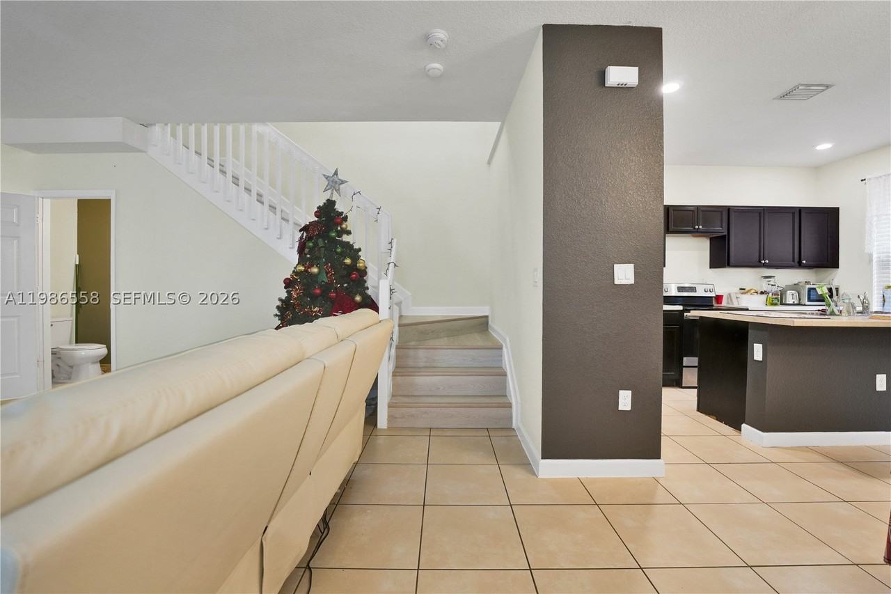 101 Ne 37th Pl #0 - Photo 5 of 26