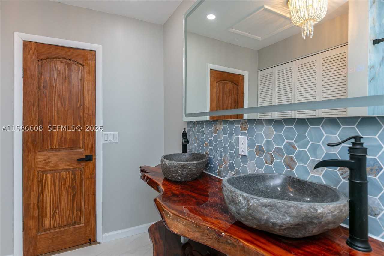 1507 Harding St - Photo 6 of 22