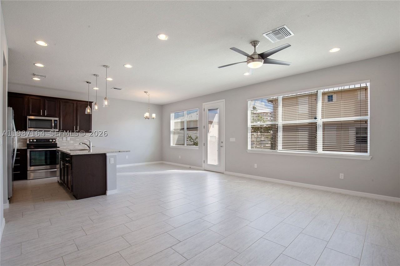 1101 Banyan Dr - Photo 3 of 26