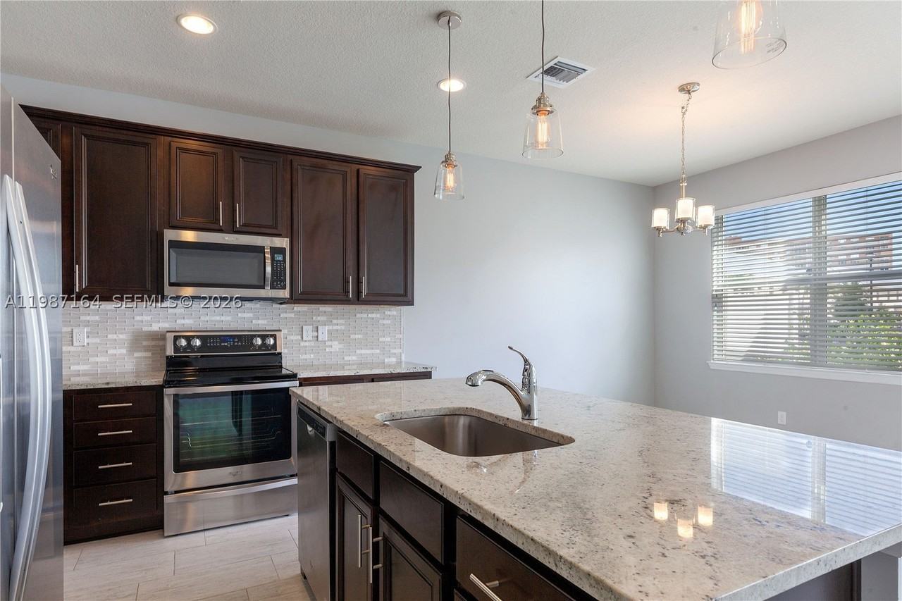 1101 Banyan Dr - Photo 6 of 26