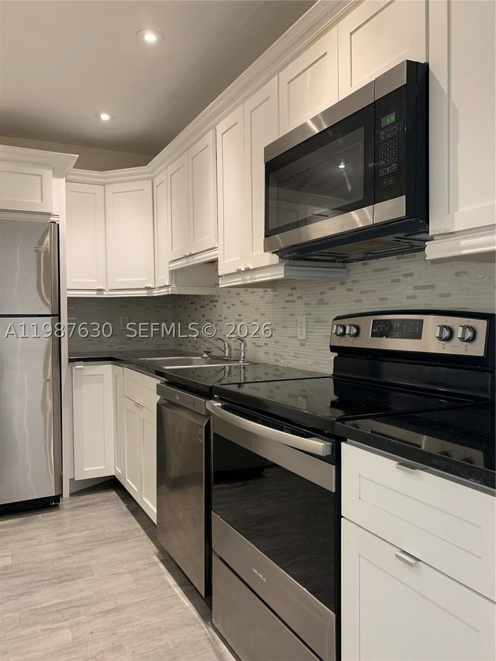 1200 Mariposa Ave #E104 - Photo 6 of 22
