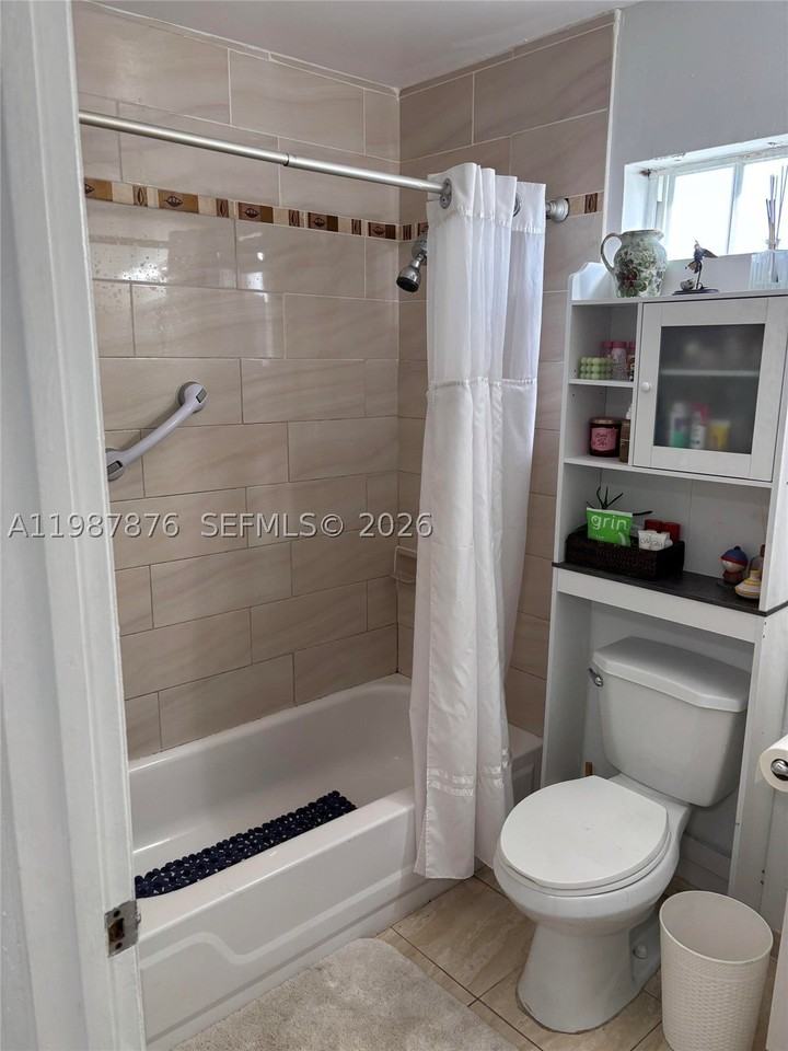 2050 Ne 140th St #12 - Photo 3 of 10