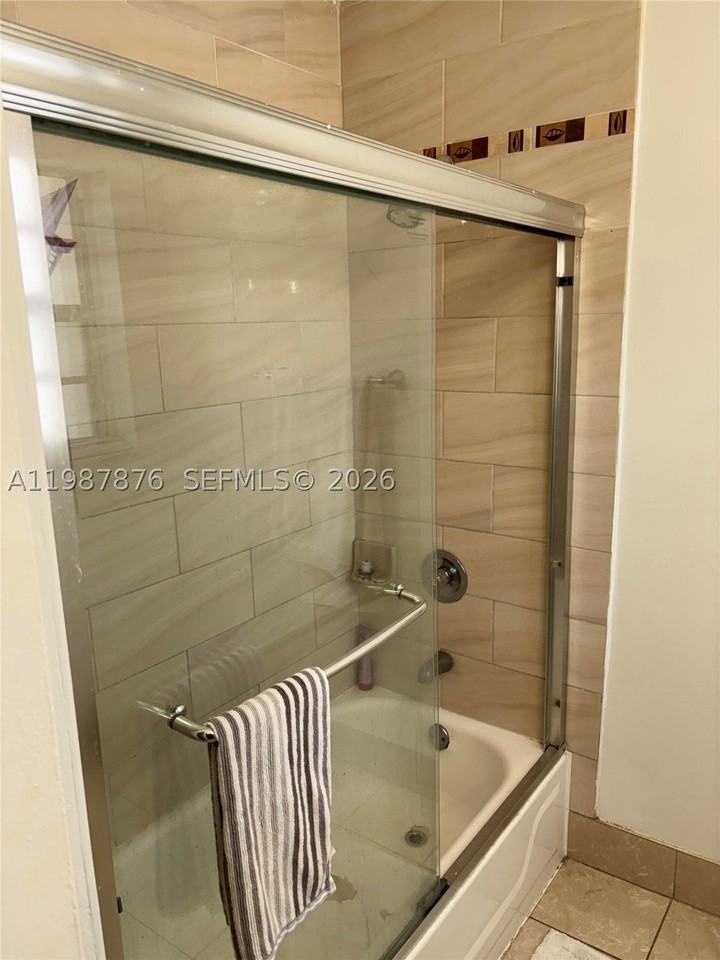 2050 Ne 140th St #12 - Photo 7 of 10
