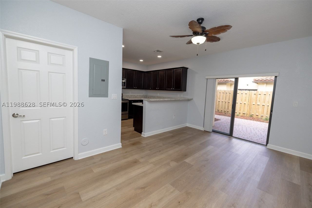 3213 Se 6th St - Photo 7 of 24