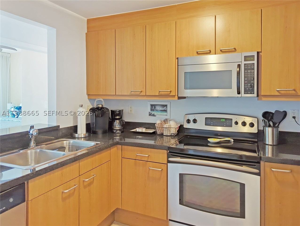 225 Collins Ave #4J - Photo 4 of 15