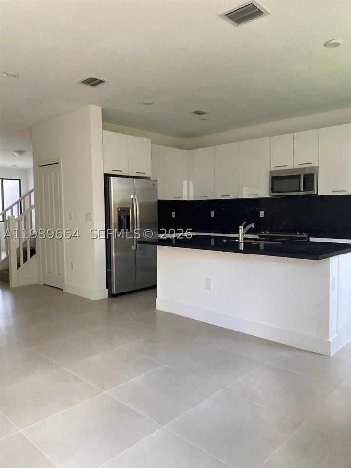 13633 Sw 157th Pl #0 - Photo 4 of 14