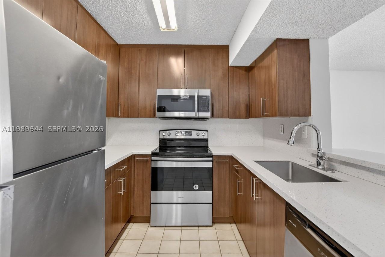 400 Palm Cir W #306 - Photo 4 of 15