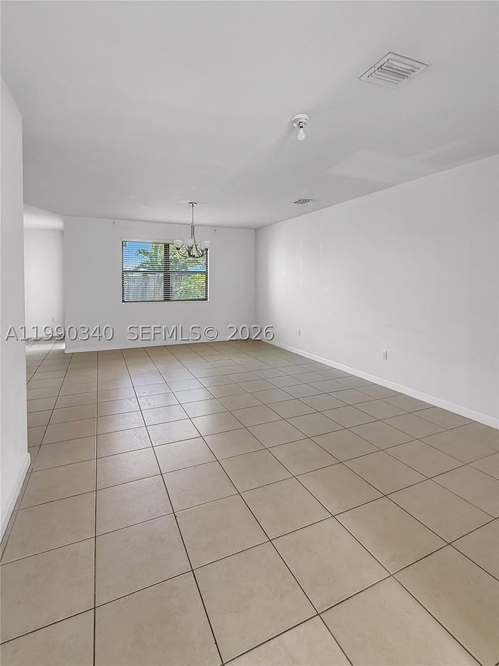 709 Se 35th Ave #709 - Photo 4 of 15
