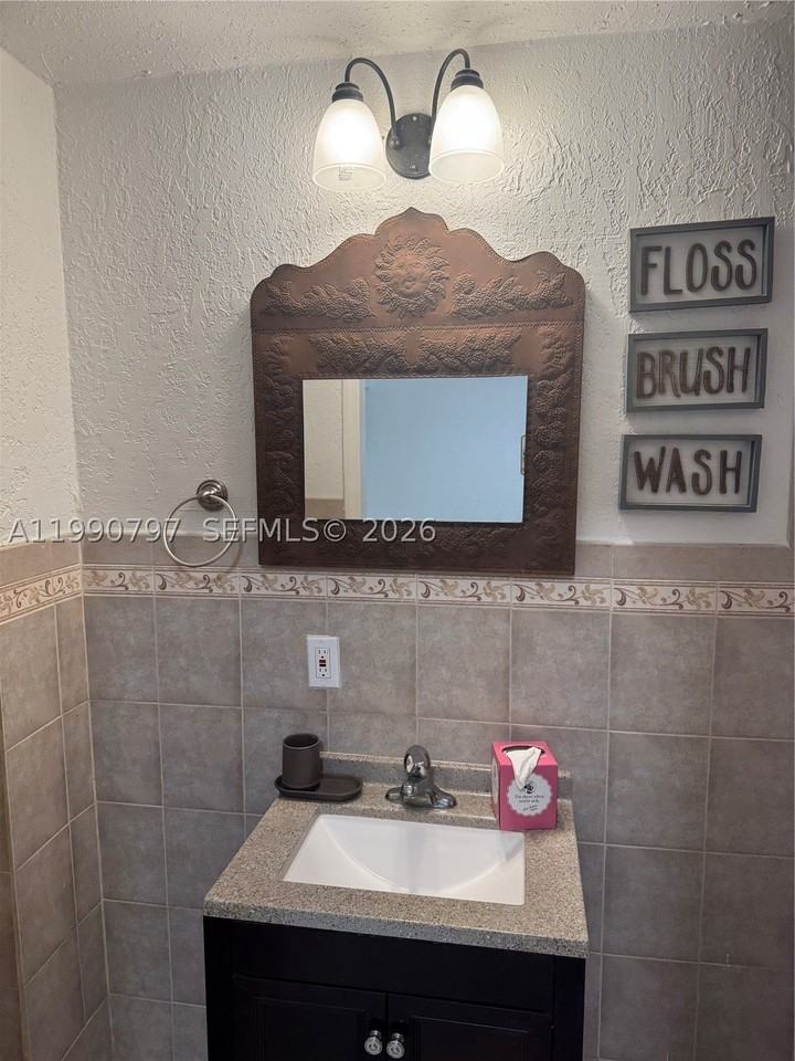 6126 Sw 61st St - Photo 6 of 8