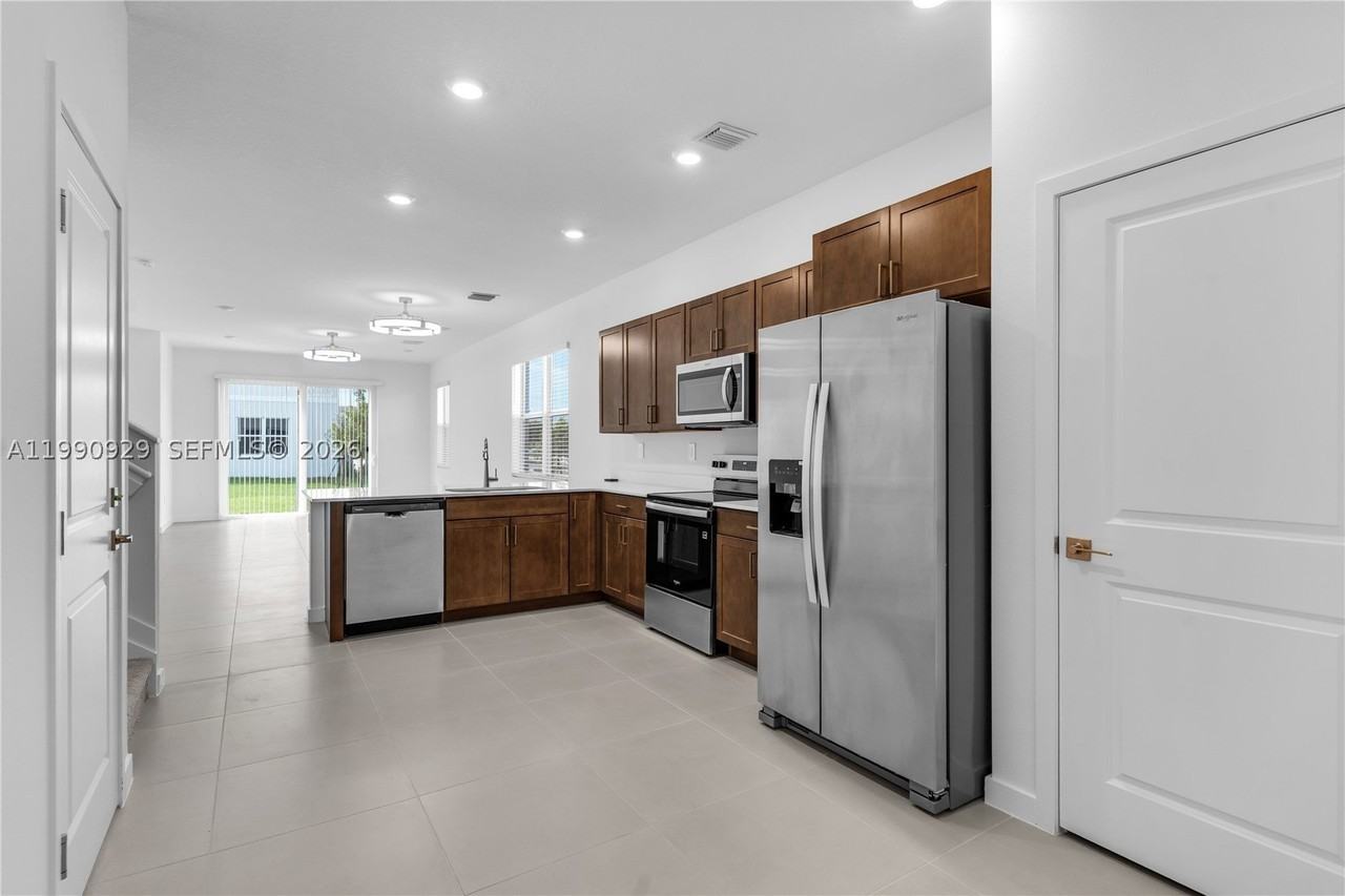615 Ne 1st Ter - Photo 4 of 48