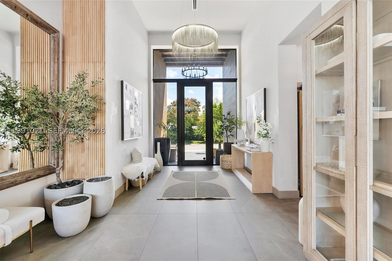 2215 Ne 19th St - Photo 5 of 50