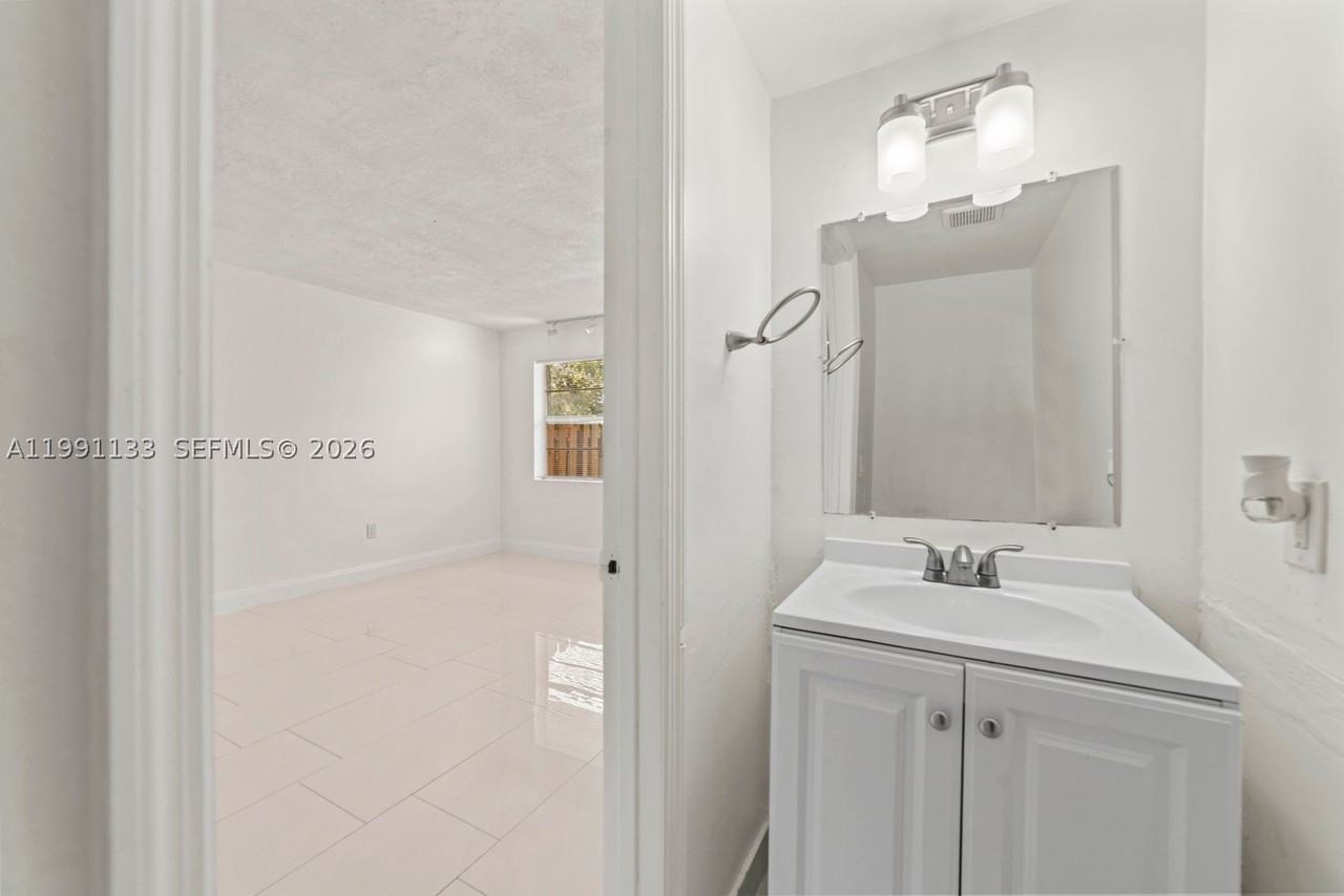 1560 Ne 151st St #103 - Photo 5 of 22