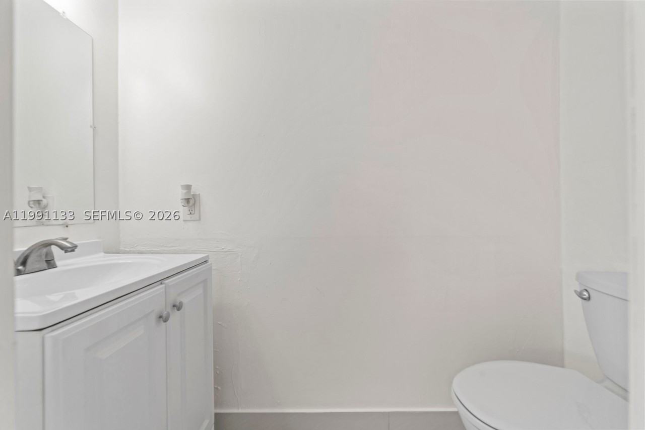 1560 Ne 151st St #103 - Photo 6 of 22