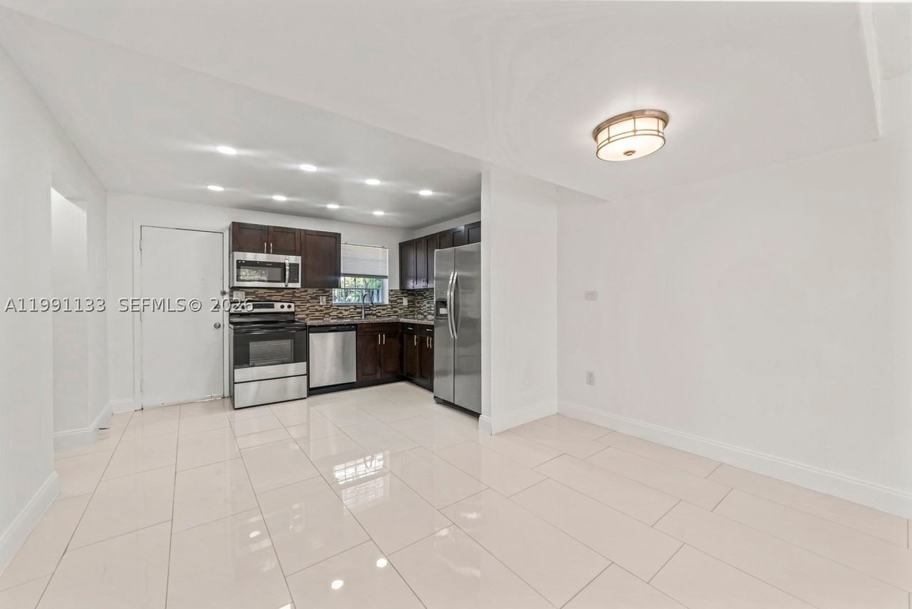 1560 Ne 151st St #103 - Photo 7 of 22