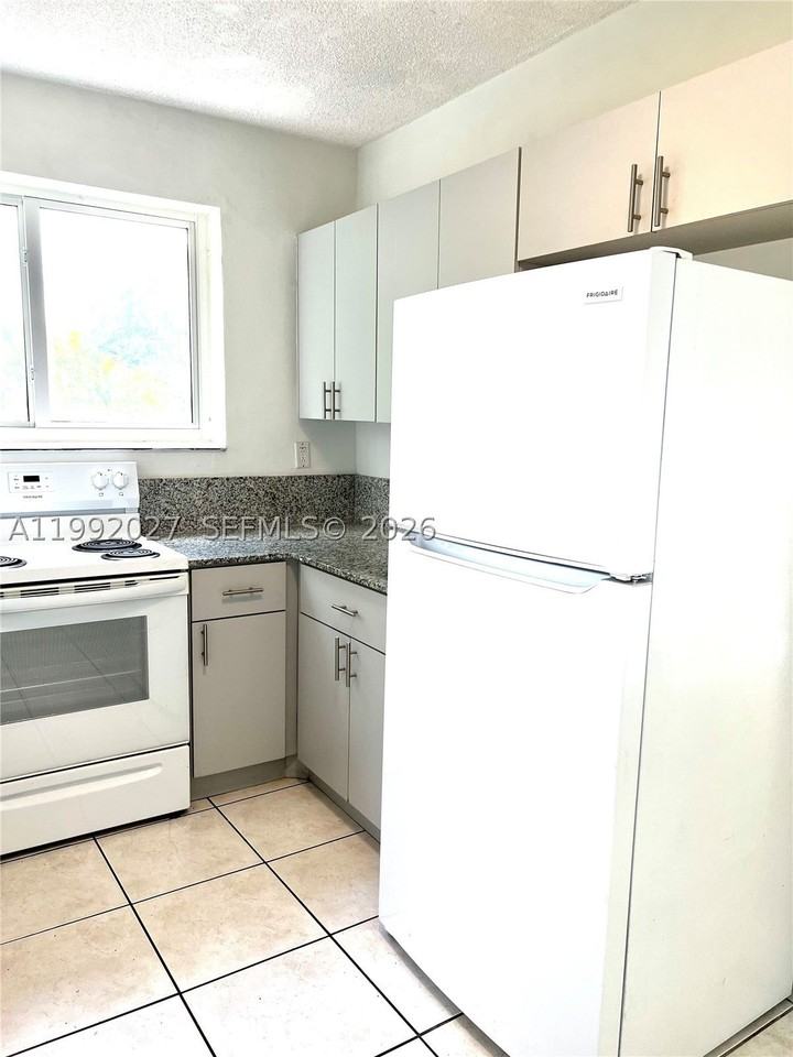 2121 Sw 4th St #2 - Photo 5 of 17