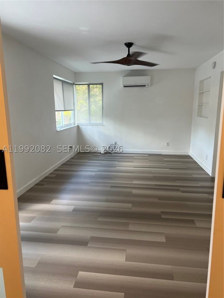225 Se 16th Ave #3 - Photo 4 of 17