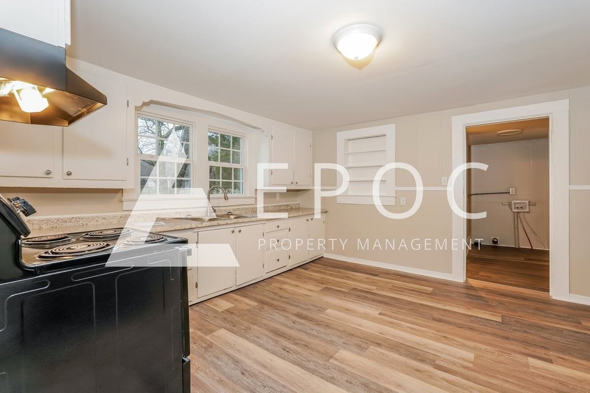 2943 Broadbay Dr - Photo 5 of 16