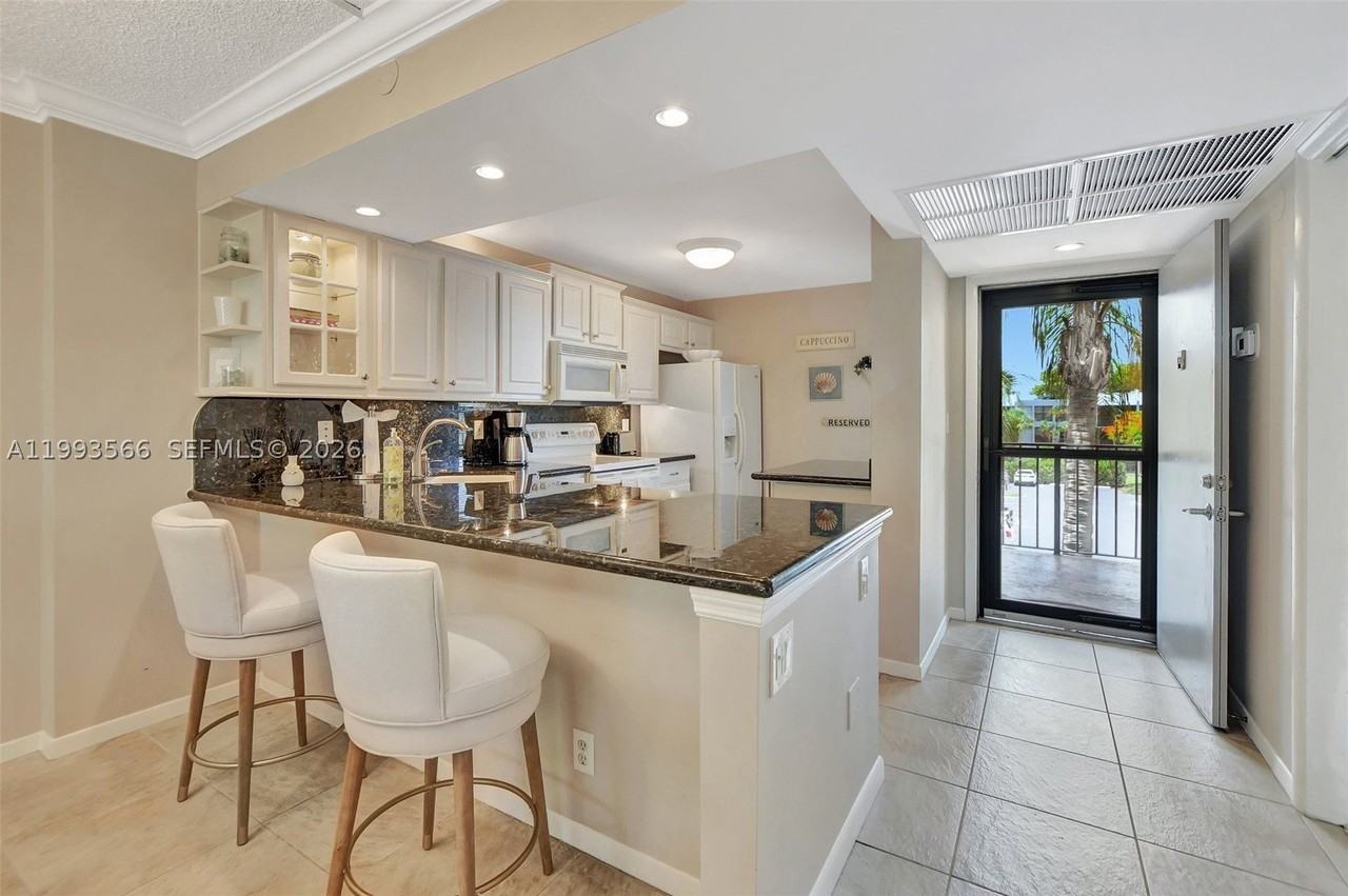 14 Royal Palm Way - Photo 7 of 25
