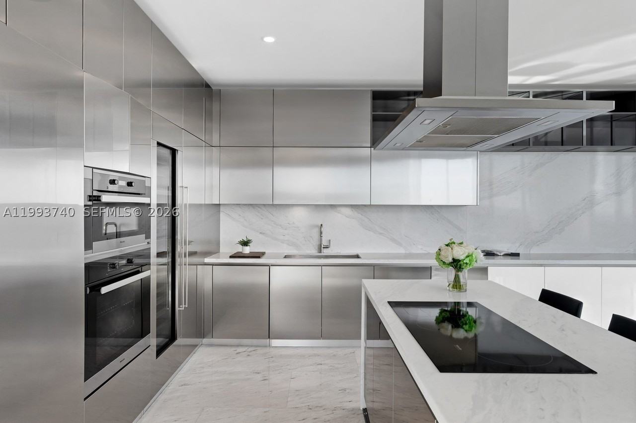 1000 Brickell Plz - Photo 6 of 48