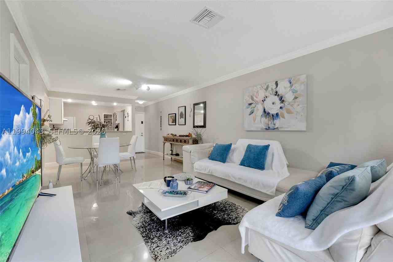 1001 Nw 45th St #6 - Photo 4 of 31