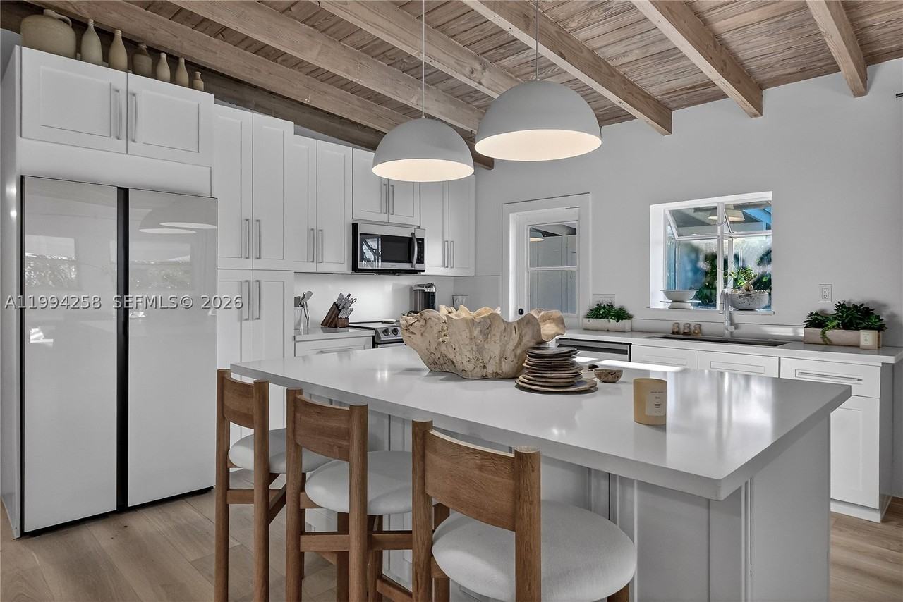 3138 Sw 15th St - Photo 4 of 39
