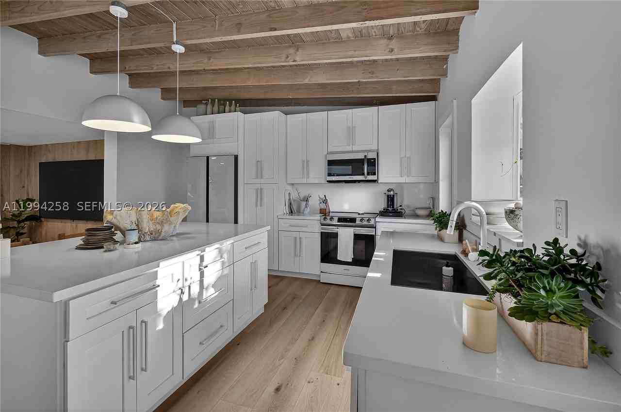 3138 Sw 15th St - Photo 5 of 39