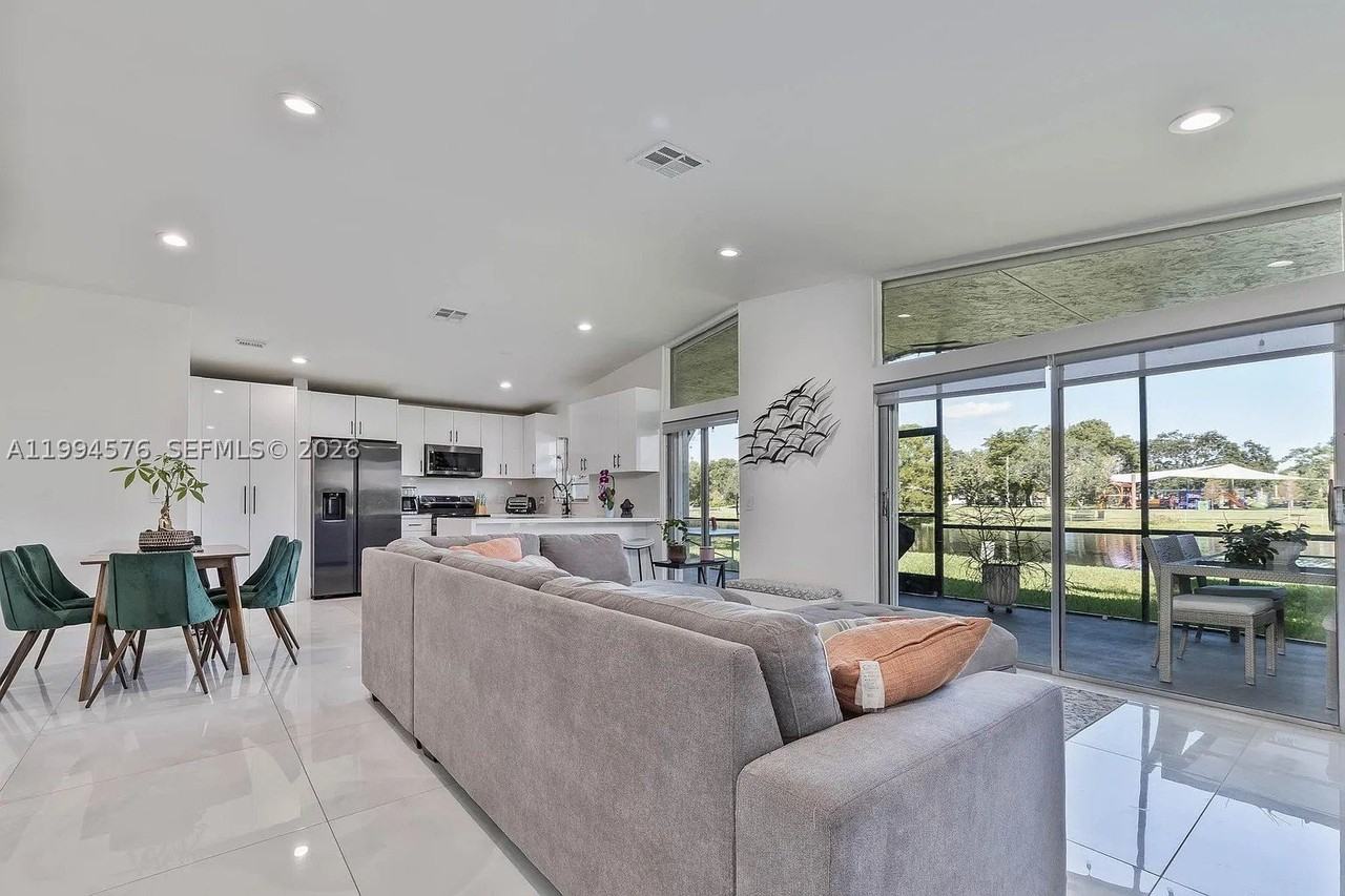 518 Woodgate Cir #E - Photo 6 of 17