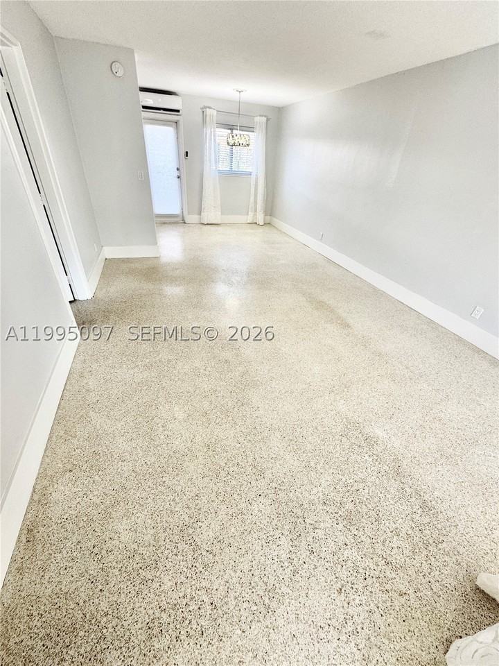 1601 Se 15th St #1B - Photo 2 of 19