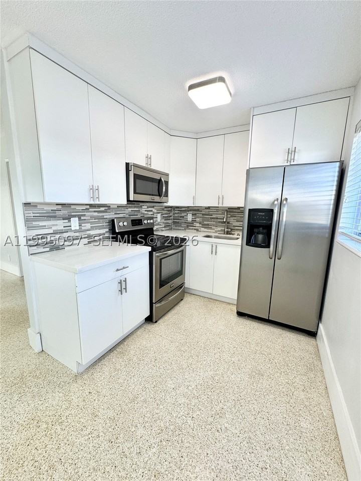 1601 Se 15th St #1B - Photo 4 of 19