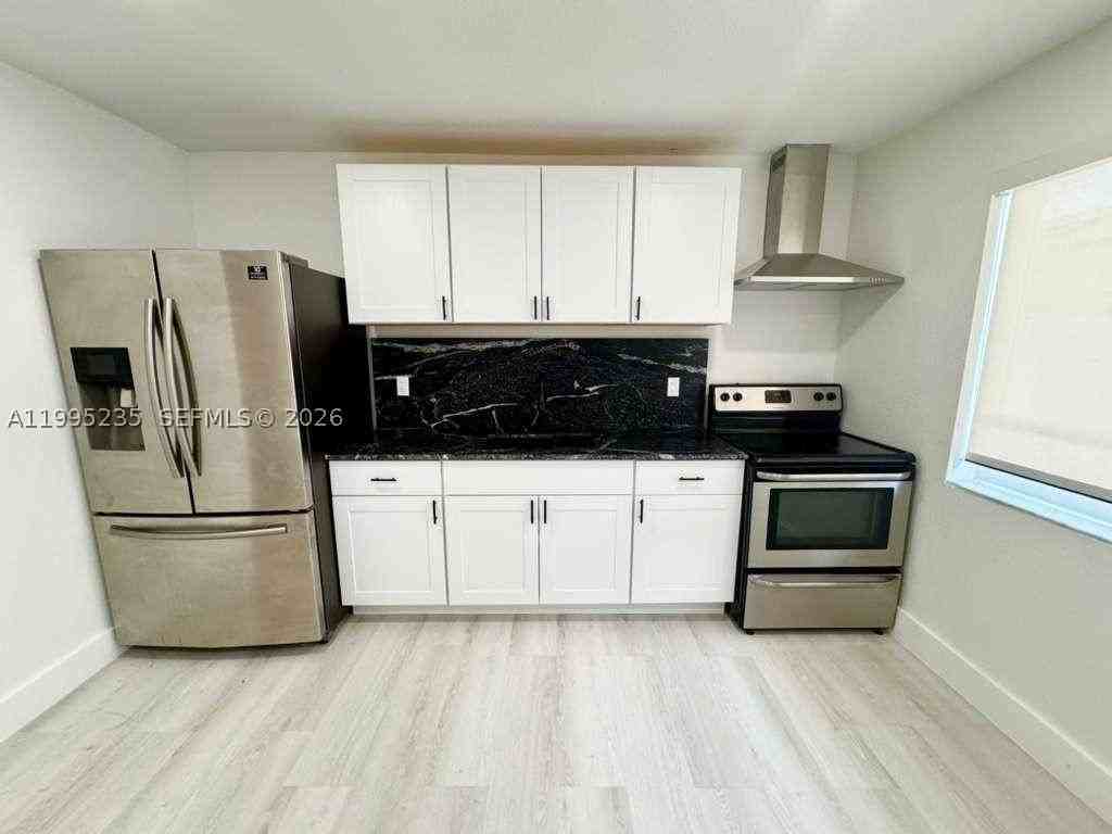 230 E 56th St #A - Photo 5 of 25