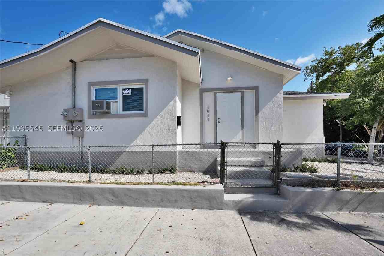 1411 Sw 3rd St #2 - Photo 3 of 20
