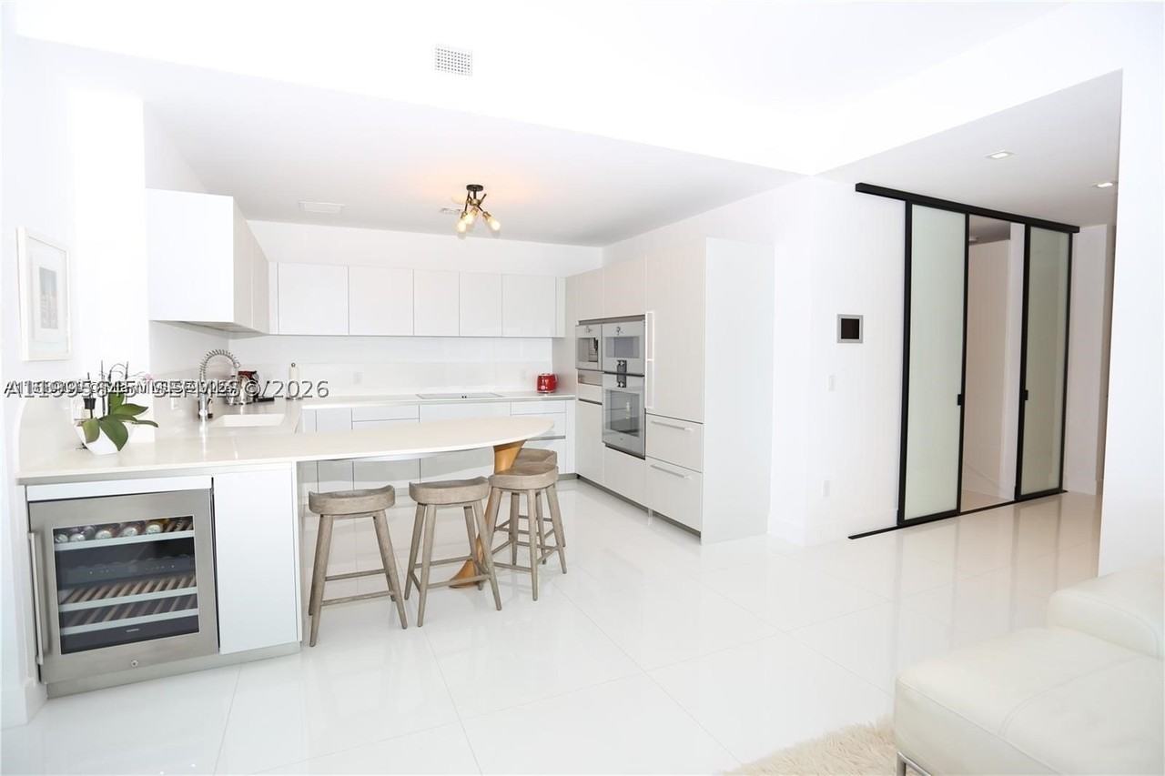 16901 Collins Ave #904 - Photo 6 of 17