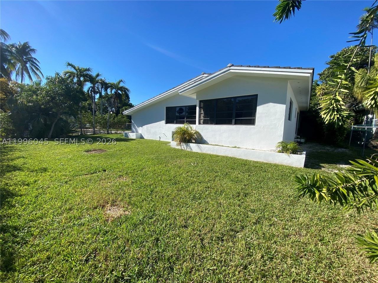 1101 Bay Dr - Photo 3 of 50