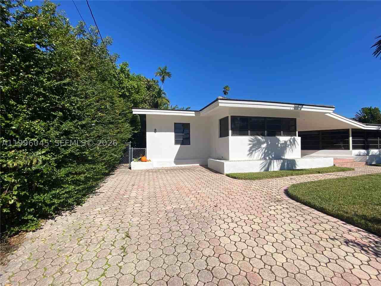 1101 Bay Dr - Photo 4 of 50