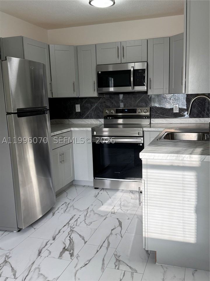 6071 Sw 33rd St #4 - Photo 3 of 20