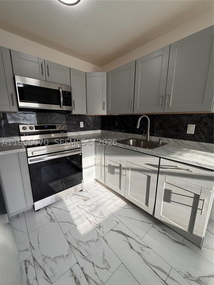 6071 Sw 33rd St #4 - Photo 4 of 20