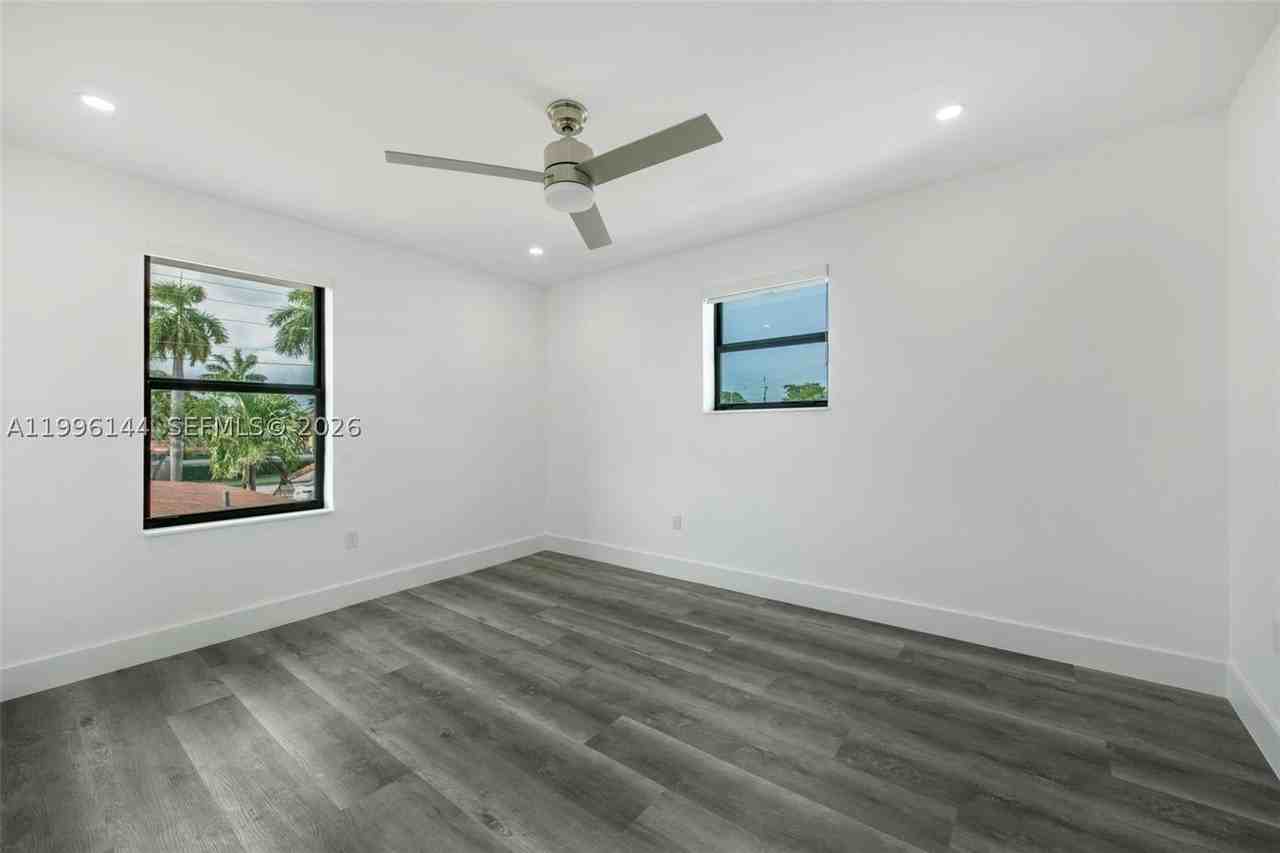 10370 Sw 24th St #B - Photo 2 of 6