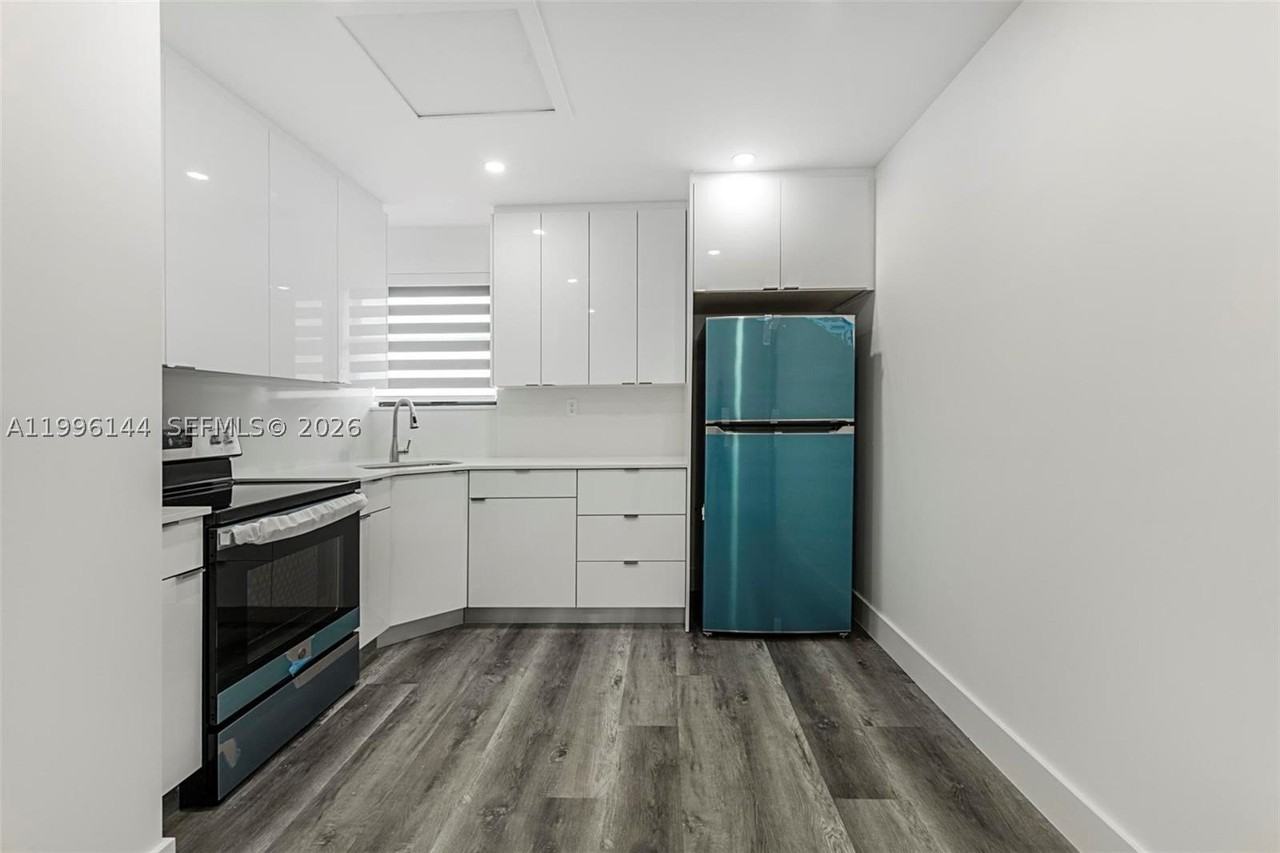 10370 Sw 24th St #B - Photo 4 of 6