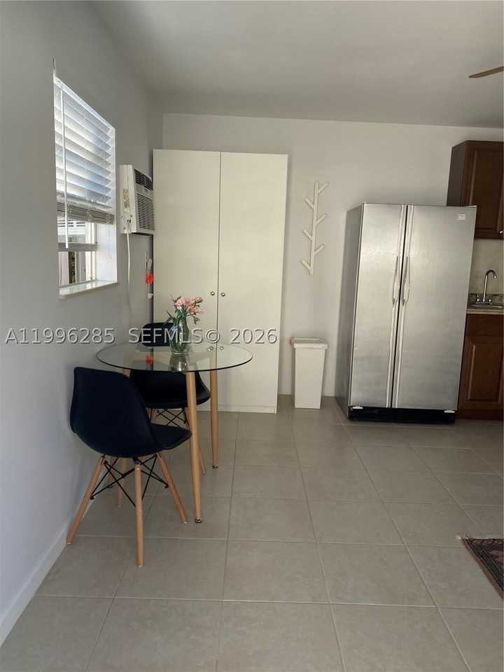 2481 Sw 11th St - Photo 2 of 7