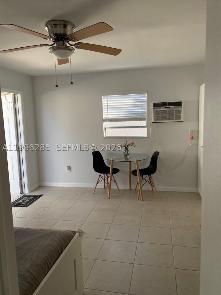 2481 Sw 11th St - Photo 4 of 7