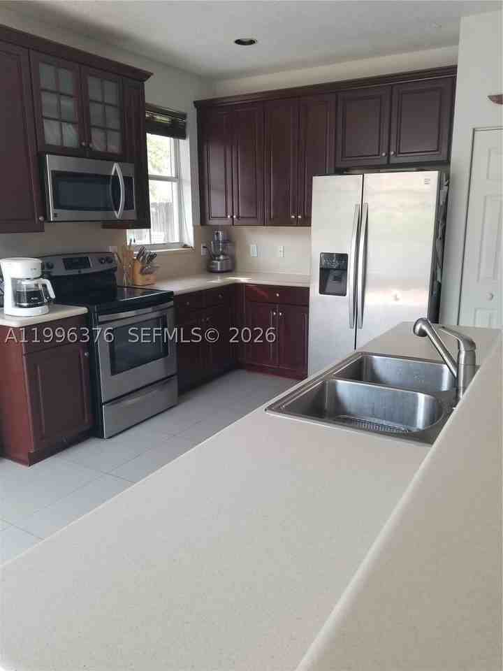 4719 Nw 96th Pl - Photo 3 of 18