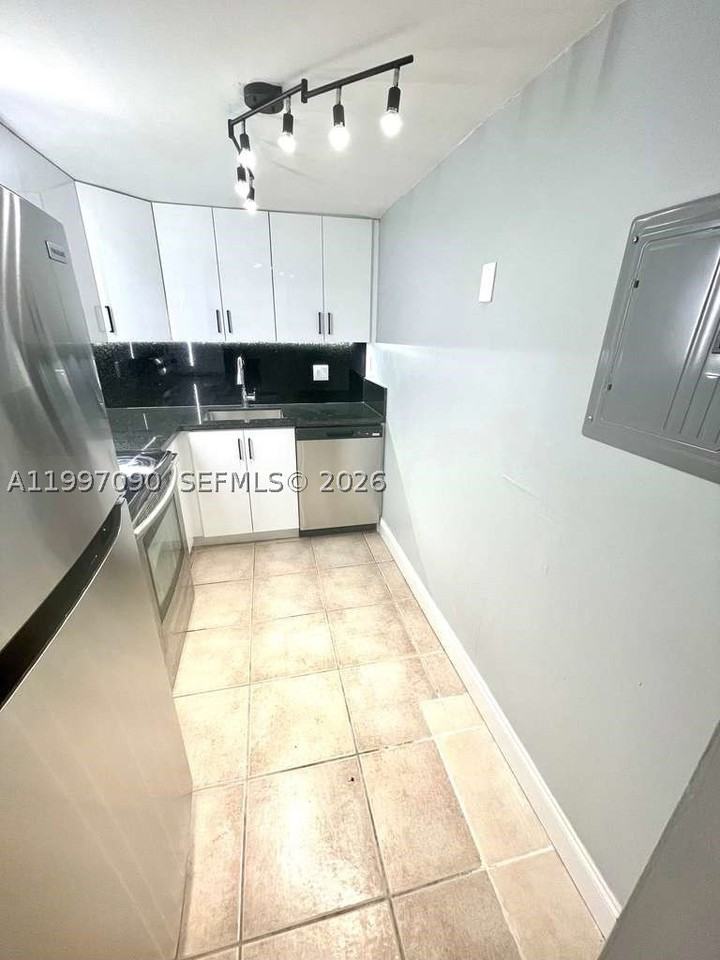 400 Ne 18th Ave #206 - Photo 4 of 11