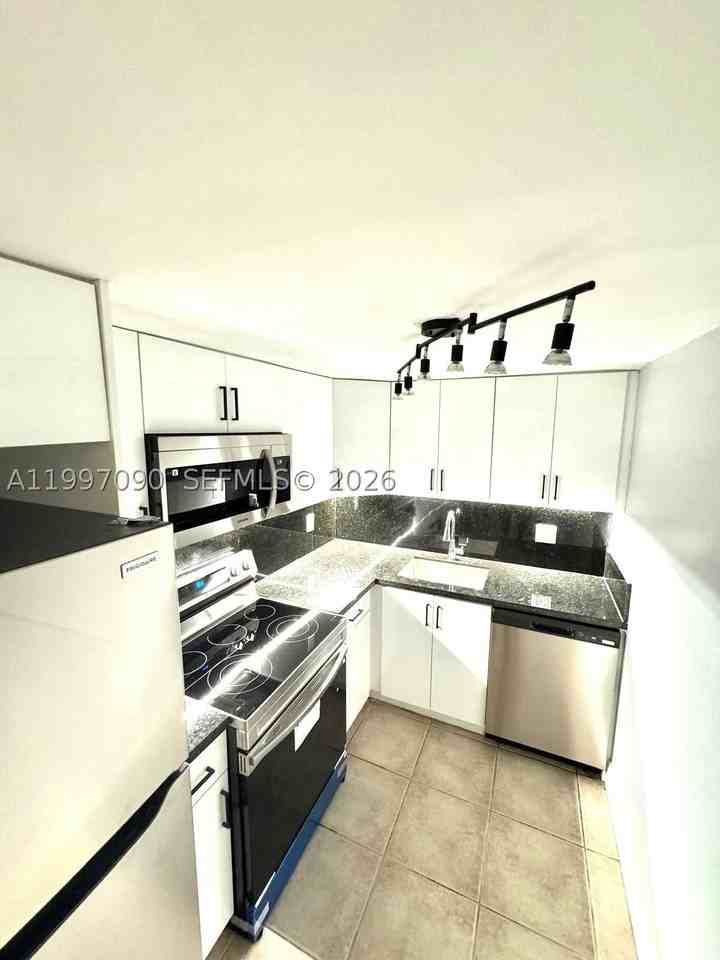 400 Ne 18th Ave #206 - Photo 7 of 11