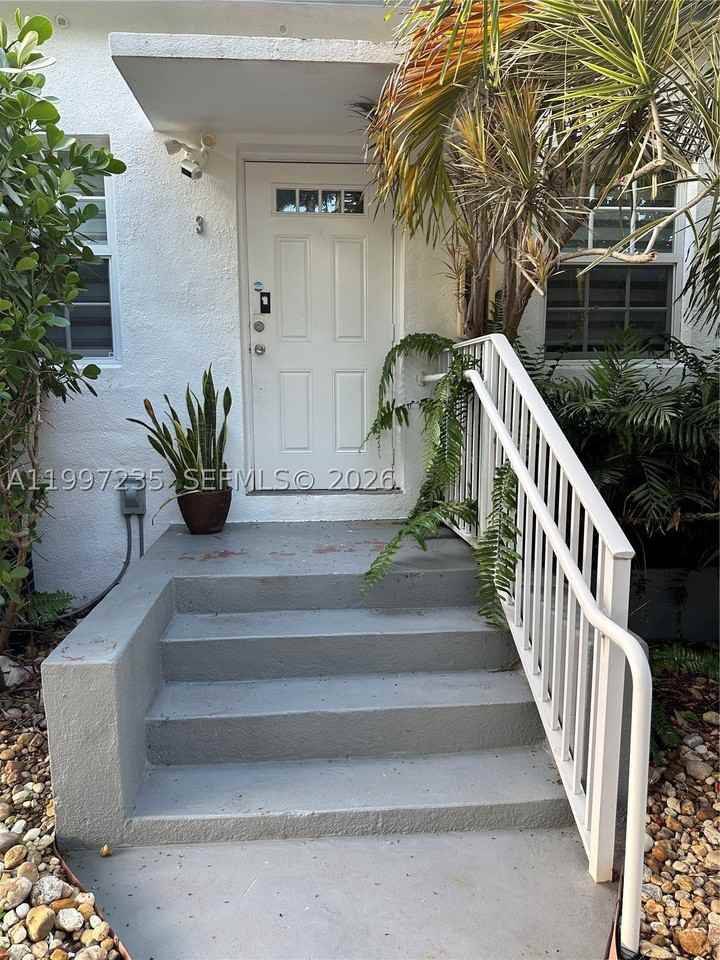 8401 Crespi Blvd #3 - Photo 2 of 24