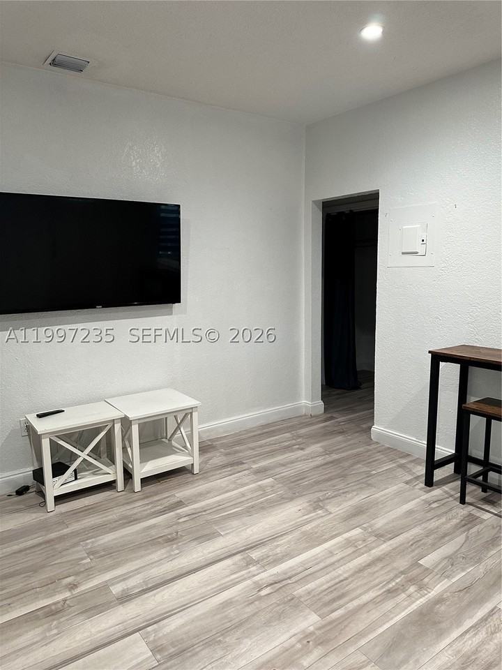 8401 Crespi Blvd #3 - Photo 3 of 24