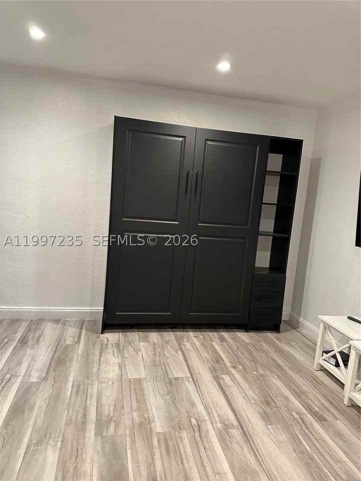 8401 Crespi Blvd #3 - Photo 4 of 24